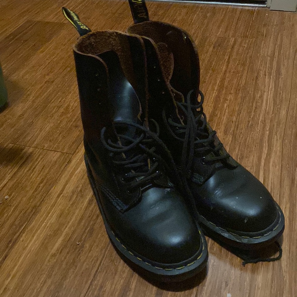Gently used REAL LEATHER doc martens sz 7